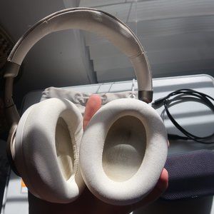 Heyday Wireless Headphones & Onn Speaker Bundle